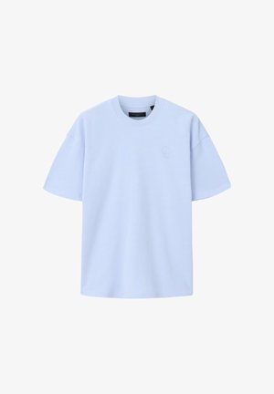 Lyseblå kortærmet t-shirt med rund hals, med diskret prægede logo på venstre bryst og en sort inderkraveetiket.