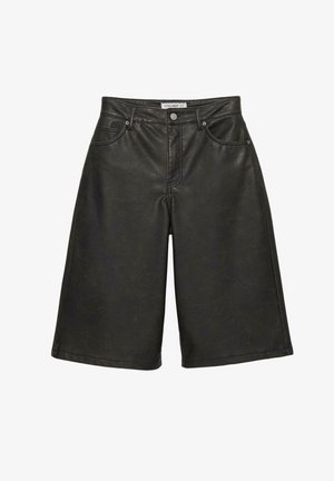 Schwarze Kunstleder-Bermudashorts mit hoher Taille, vier Taschen und kontrastierenden Stichdetails. Glatte Textur mit einem leicht glänzenden Finish.