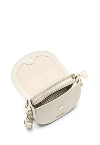 Runde, hellgraue Lederhandtasche mit Klappenöffnung, goldenen Beschlägen, Innenreißverschlussfach und weicher Fütterung. Die texturierten Oberflächendetails sind sichtbar.