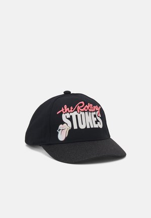 Gorra negra con el texto bordado "the Rolling Stones" en rosa y blanco, con un gráfico de una lengua en la parte frontal y visera texturizada.