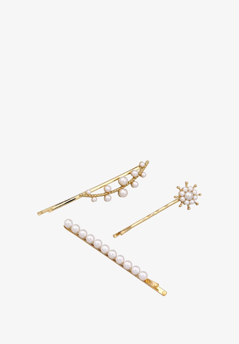 Drei Haarnadeln: eine goldene mit gruppierten weißen Perlen, eine mit einer Reihe von Perlen und eine dritte mit einem blumenartigen Design aus Perlen.