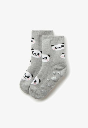 Calcetines de algodón grises que presentan caras de panda en blanco y negro, con agarres antideslizantes en forma de corazón plateado en las suelas.