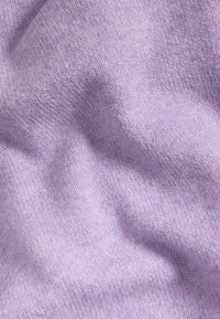 Tessuto lavorato a maglia di colore viola chiaro con una trama liscia, che mostra fili morbidi e sottili e leggere variazioni di colore. Nessun motivo o accento visibile.