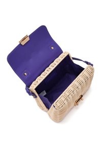 Borsa in paglia intrecciata con un'esterno chiaro e un interno viola. Presenta una chiusura dorata e una tracolla per il trasporto.