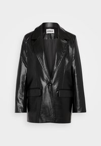 Blazer negro de cuero sintético con un patrón texturizado de cocodrilo, solapas con muesca, cierre con un solo botón y dos bolsillos delanteros.