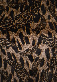 Tessuto nero con un design a stampa leopardata, caratterizzato da accenti dorati e marroni, che presenta texture e motivi distintivi.