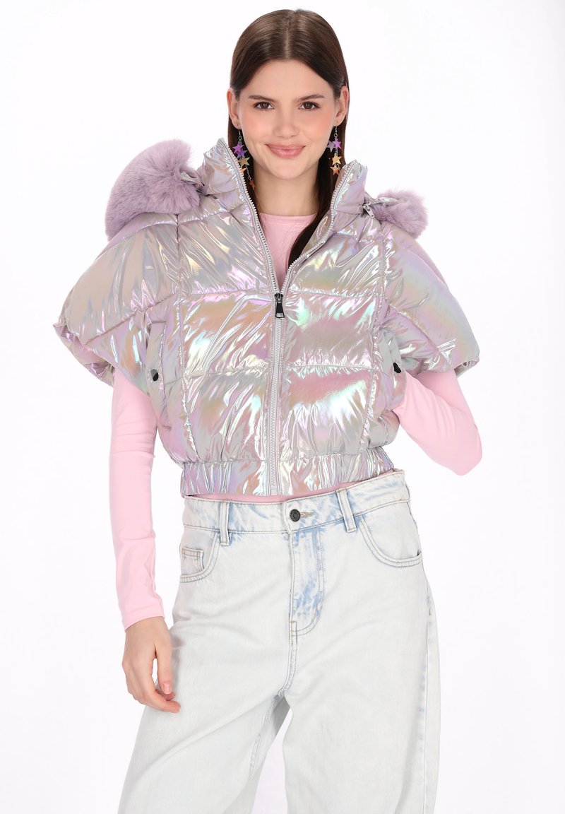 Geacă puf irizată cu design cropped, mâneci scurte și accente de blană ecologică liliac. Închidere cu fermoar și textură matlasată. Fundal deschis.