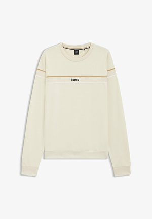 Kremvärinen huppari pyöreällä kauluksella, jossa on musta "BOSS" -logo ja kaksi vaakasuoraa raitaa beige- ja valkoisena rinnan kohdalla.