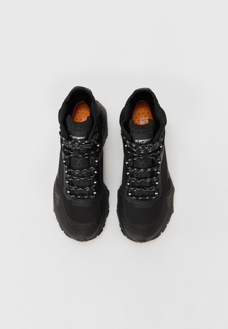 Czarne buty turystyczne z teksturowaną cholewką, wzmocnionym noskiem i odblaskowymi sznurówkami. Posiadają pomarańczowe wkładki i wytrzymałe gumowe podeszwy.