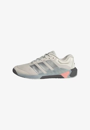 Chaussure de sport gris clair avec une tige en maille respirante, des rayures argentées, un col rembourré et une semelle en caoutchouc texturée avec des accents roses.