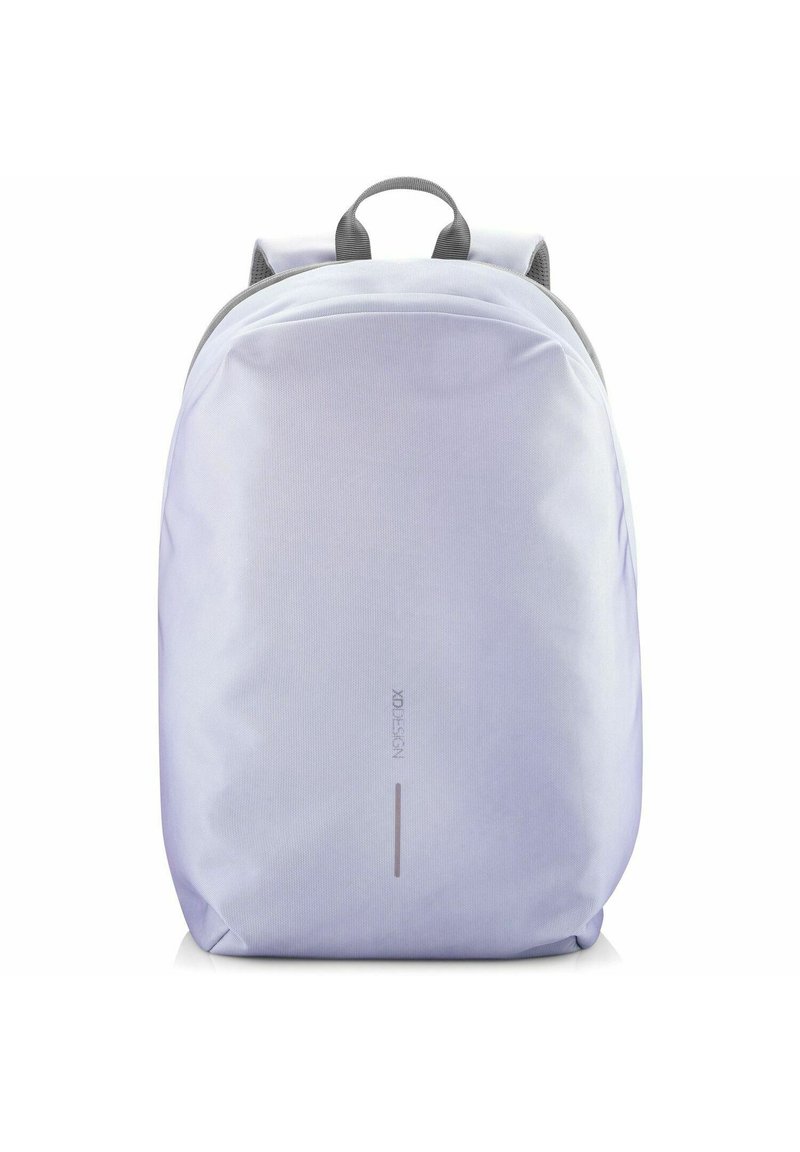 Zaino grigio chiaro con una finitura liscia e testurizzata, dotato di un manico superiore singolo e spallacci imbottiti. Design minimalista con accenti sottili.