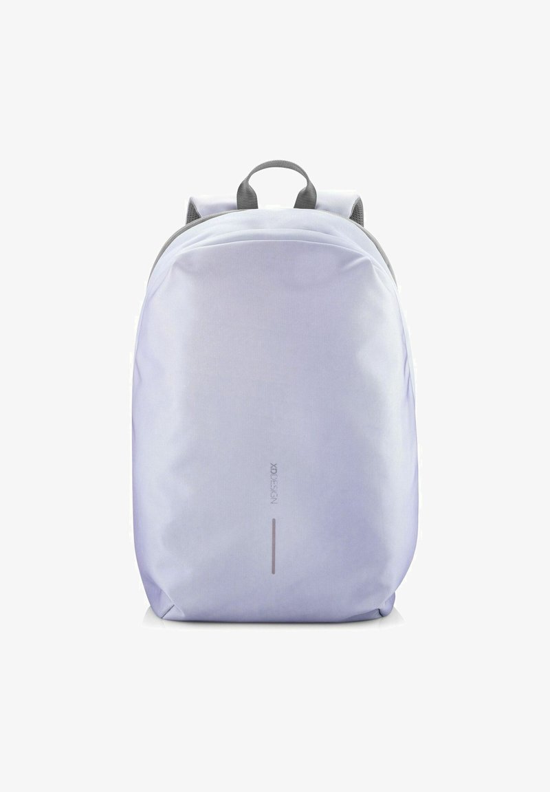 Zaino grigio chiaro con una finitura liscia e testurizzata, dotato di un manico superiore singolo e spallacci imbottiti. Design minimalista con accenti sottili.