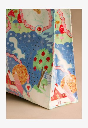 Geantă tip tote cu un model vibrant, care prezintă ilustrații cu copaci, case, ciuperci și elemente cerești pe o suprafață texturată.