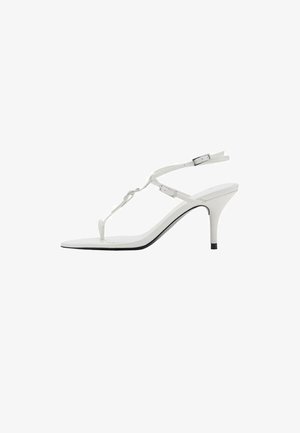 Sandales blanches à talons avec un design épuré, des brides ajustables autour de la cheville, un bout pointu et un fin talon haut. Présente une texture minimaliste et lisse.