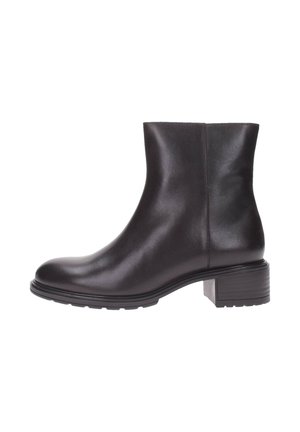 Stivale alla caviglia in pelle nera con texture liscia, punta arrotondata, tacco basso a blocco e accenti cuciti sottili; progettato per versatilità e comfort.
