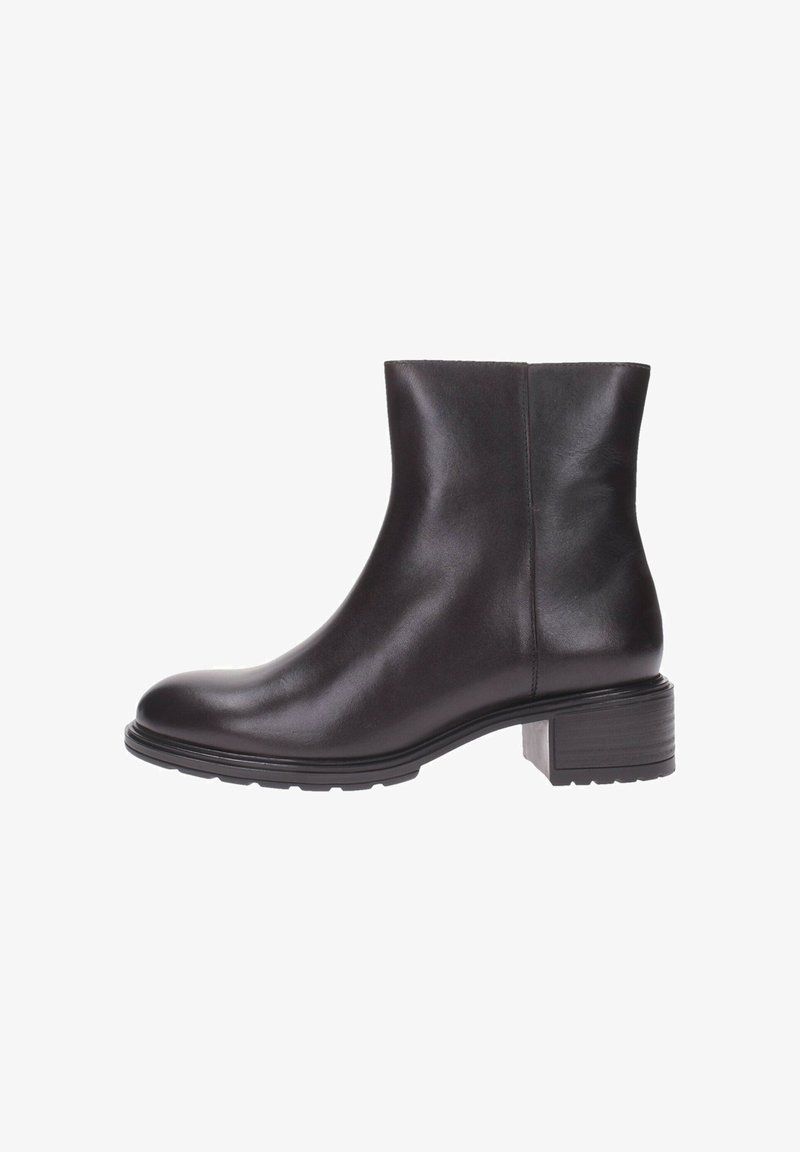 Stivale alla caviglia in pelle nera con texture liscia, punta arrotondata, tacco basso a blocco e accenti cuciti sottili; progettato per versatilità e comfort.