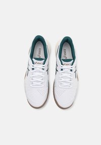Adidași albi cu o suprafață texturată, accente teal și o talpă din cauciuc maro. Caracteristici includ sireturi și un vârf întărit.