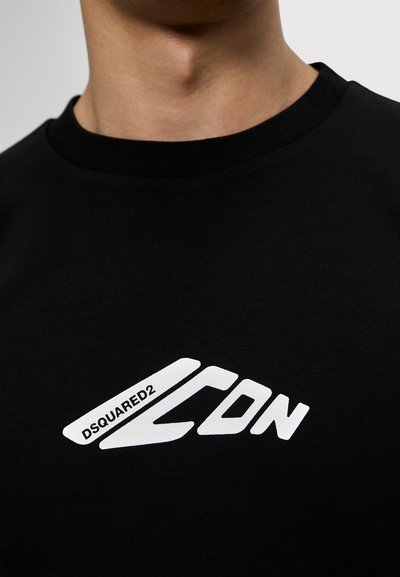 Černé bavlněné tričko s kulatým výstřihem, na kterém je bílé grafické logo "DSQUARED2 ICON" se šikmými designovými prvky.