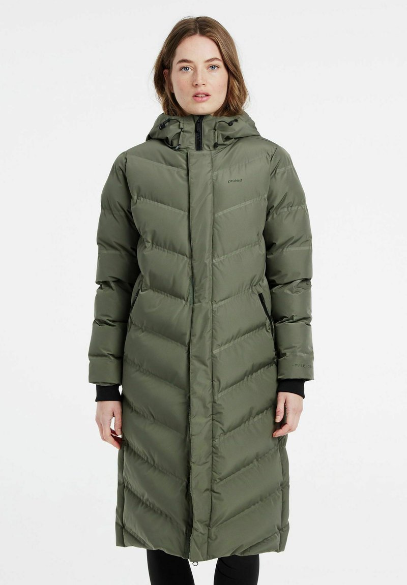 Abrigo acolchado largo verde con capucha, con un diseño acolchado, cierre frontal y bolsillos laterales. Fabricado con una tela suave y resistente al agua.