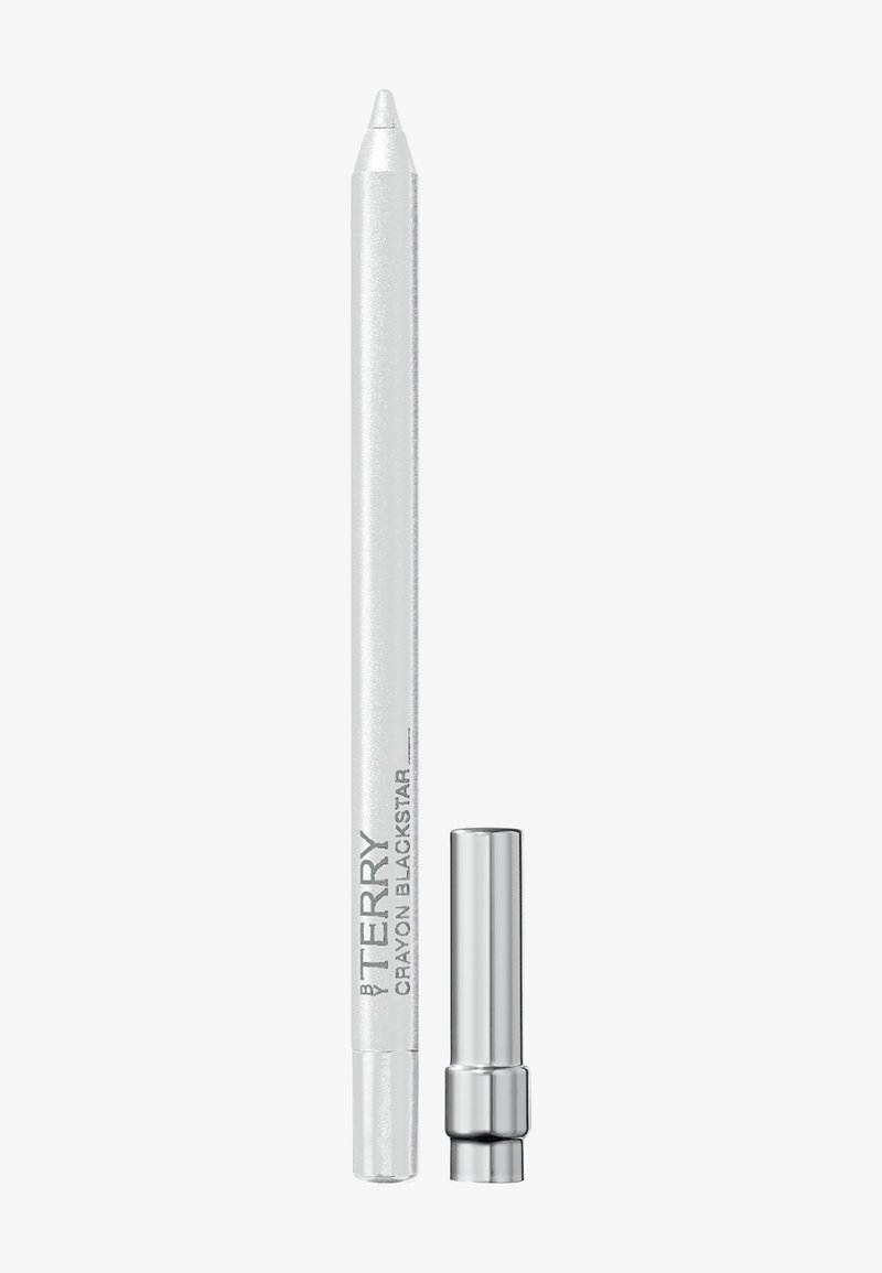 Crayon cosmétique blanc avec une pointe fine et un boîtier en métal argenté. Capuchon inclus, présentant un design cylindrique lisse.