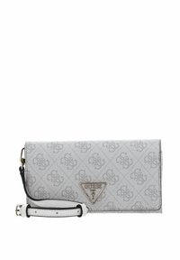 Pochette Gris Guess avec motif répétitif du logo, plaque métallique triangulaire avec le logo, et sangle blanche réglable avec boucle.