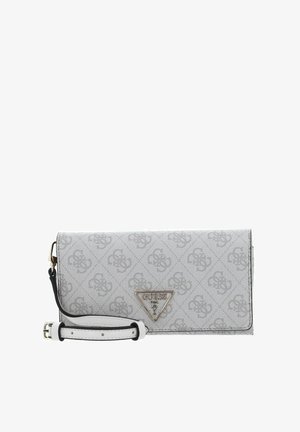 Pochette Gris Guess avec motif répétitif du logo, plaque métallique triangulaire avec le logo, et sangle blanche réglable avec boucle.