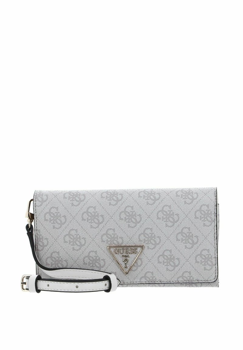 Pochette Gris Guess avec motif répétitif du logo, plaque métallique triangulaire avec le logo, et sangle blanche réglable avec boucle.
