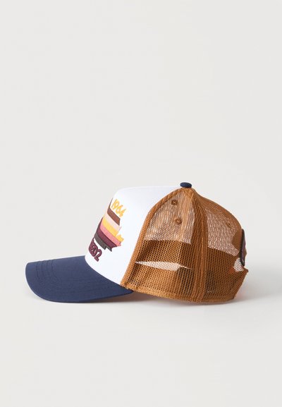 Casquette de baseball avec visière bleu marine, panneau avant blanc avec des rayures colorées et du texte, et panneau arrière en maille marron.