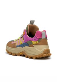 Buntes Wanderschuh-Design mit rosa, grün, gelb und blauen Paneelen. Texturiertes Leder, Gummisohle und dekorative Akzente.