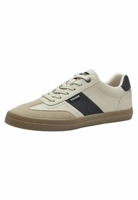 Sneaker beige avec un dessus en cuir lisse, un capuchon en daim, une bande d'accent noire et une semelle en caoutchouc texturé. Comprend des lacets plats et un col rembourré.