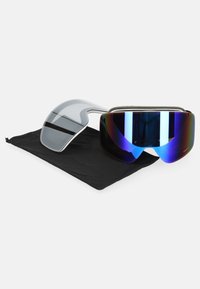 Okulary sportowe z dużą, zakrzywioną, niebieską lustrzaną soczewką, srebrną ramką i regulowanym mostkiem nosowym, leżące na czarnym etui.