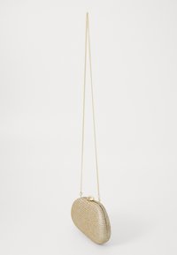 Bolso de mano ovalado en material metálico dorado tejido con un acabado texturizado, que presenta una cadena de oro y un cierre redondo.