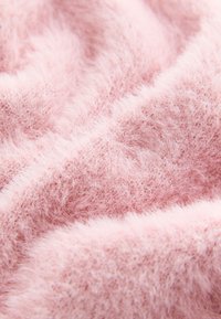 Material roz deschis, pufoasă, cu o textură moale, ce prezintă fibre fine și pufoase, creând un aspect confortabil și primitor. Nuanțe subtile ale culorii.