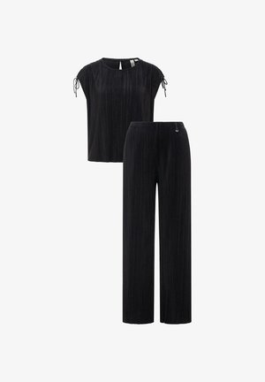 Zwarte geplooide top met korte mouwen en zijstrikjes, gecombineerd met bijpassende zwarte geplooide wijde broekspijpen, beide gemaakt van lichtgewicht stof.
