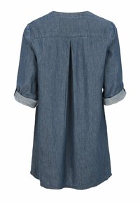 Denimhemd, hellblau, langärmlig hochgekrempelt, Rückenschlitz-Details, weiche Textur, lässiges Design mit abgerundetem Saum.
