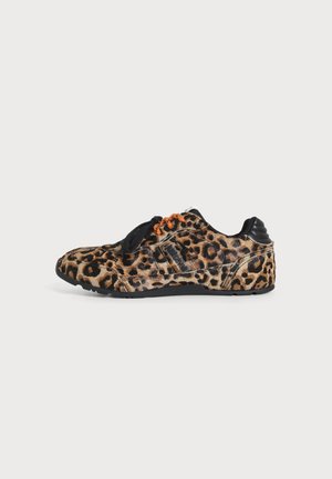 Lavprofilsneaker med leopardprint øverdel, sort sål, sorte og orange snørebånd og polstret sort hælkappe, vist fra siden på hvid baggrund.