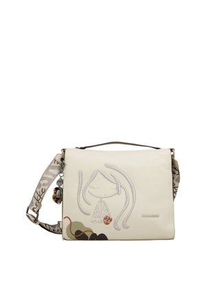 Borsa a tracolla color crema con illustrazione astratta di una ragazza, tracolla regolabile con motivo e piccolo charm attaccato al lato.