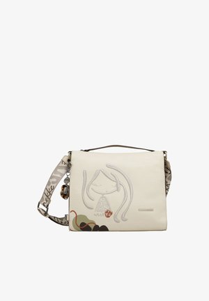 Borsa a tracolla color crema con illustrazione astratta di una ragazza, tracolla regolabile con motivo e piccolo charm attaccato al lato.
