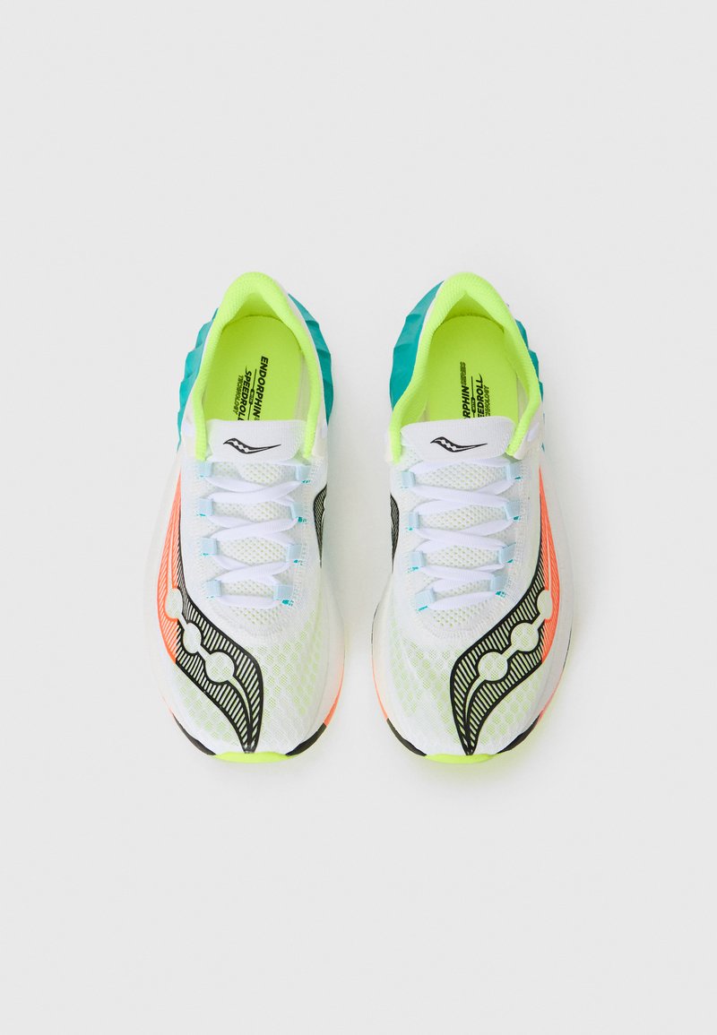 Une paire de baskets blanches de course avec une doublure intérieure vert fluo, un talon teal, des accents orange et un logo noir courbé à l'avant.