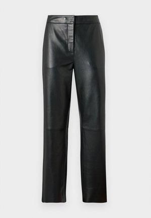 Pantaloni in pelle nera con una texture liscia, caratterizzati da un design a gamba dritta, chiusura frontale con bottone e dettagli di cucitura minimi.