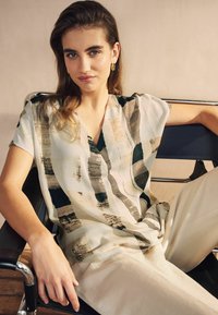 Next SHORT SLEEVE OVERHEAD STANDARD - Pusero - ecru brown yellow check print