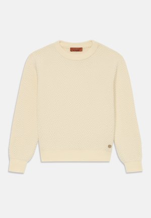 Κρέμας χρώματος πουλόβερ με σχέδιο ψαροκόκκαλο, στρογγυλή λαιμόκοψη, ριμπ μανσέτες και στρίφωμα, με μια μικρή λεπτομέρεια λογότυπου στο πλάι.