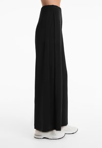 OYSHO SOFT-TOUCH WIDE LEG SIDE-PLEATED - Pantaloni - black