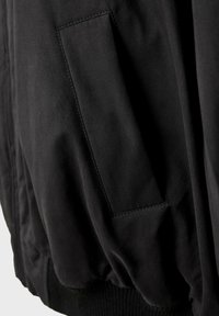 Czarna kurtka bomberka z fakturowanej tkaniny, wyposażona w boczną kieszeń i ściągacze przy mankietach. Projekt jest minimalistyczny i elegancki, z widocznymi przeszyciami.