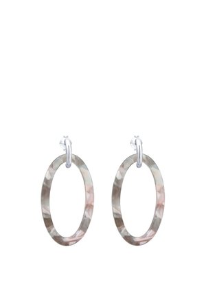 Boucles d’oreilles pendantes ovales avec motif marbré rose, gris et beige, fixées à de petits anneaux et tiges en argent.