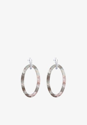 Boucles d’oreilles pendantes ovales avec motif marbré rose, gris et beige, fixées à de petits anneaux et tiges en argent.