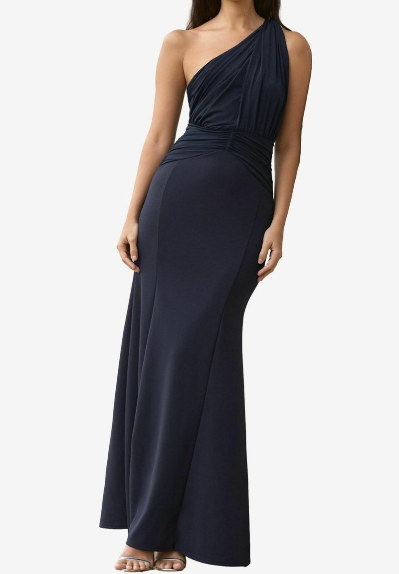 Robe bleu marine asymétrique à une épaule, en tissu lisse et drapé avec une taille cintrée et une jupe fluide ; détails froncés au niveau du corsage.