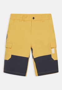 Gelbe Cargo-Shorts mit marineblauen Akzenten, ausgestattet mit Seitentaschen, einem Knopfverschluss und kontrastierenden Nähten. Robustes Material mit glatter Textur.
