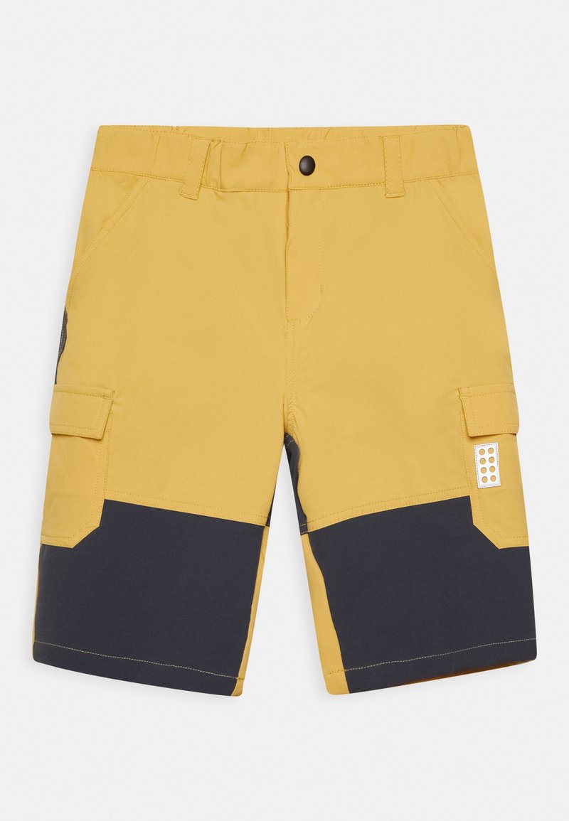 Gelbe Cargo-Shorts mit marineblauen Akzenten, ausgestattet mit Seitentaschen, einem Knopfverschluss und kontrastierenden Nähten. Robustes Material mit glatter Textur.