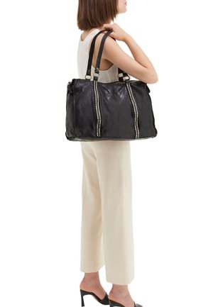Borsa a tote in pelle nera con due manici superiori, dettagli in zip argentati e cuciture decorative sul davanti, che mettono in evidenza una forma strutturata.